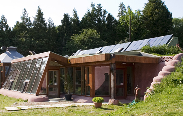 ujrahasznos-hazak-earthship